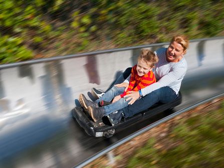 Mutter und Kind auf der Wingster Sommerodelbahn