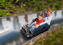Mutter und Kind auf der Wingster Sommerodelbahn
