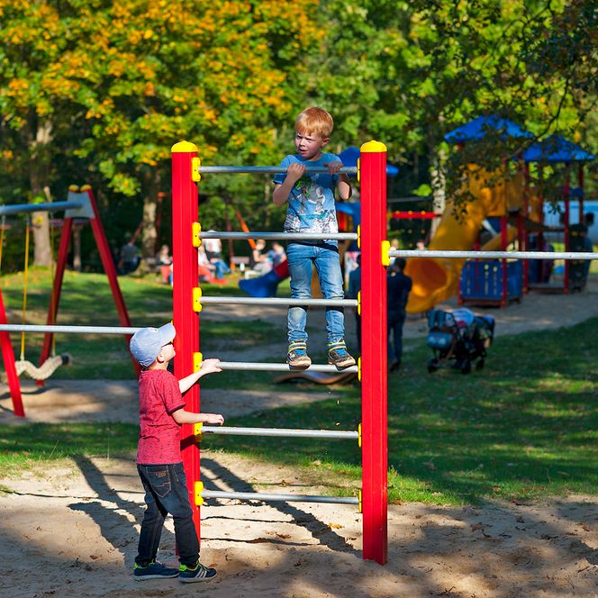 Blick auf Niedrigseilgarten im Spielpark Wingst mit zwei Kindern