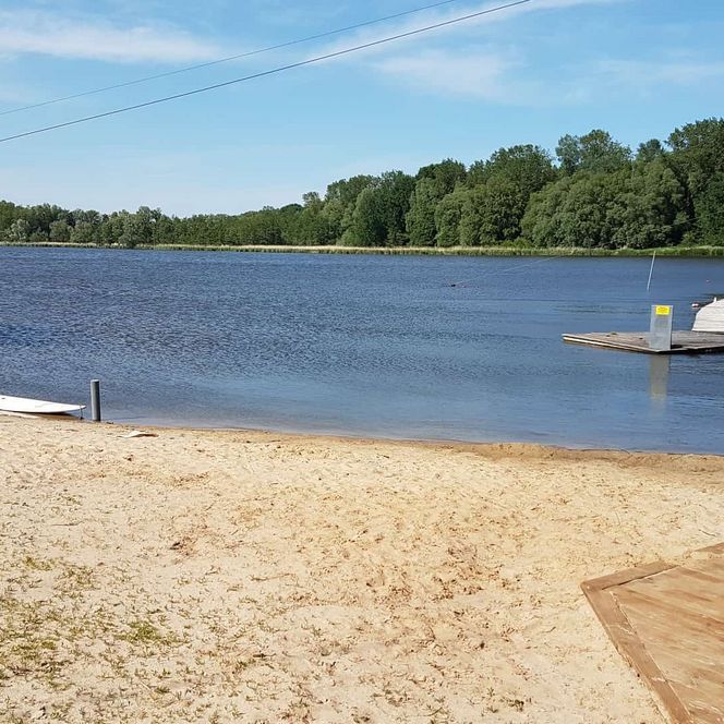 Sandstand am Ostesee Neuhaus, rechts der Steg der Wasserskianlage