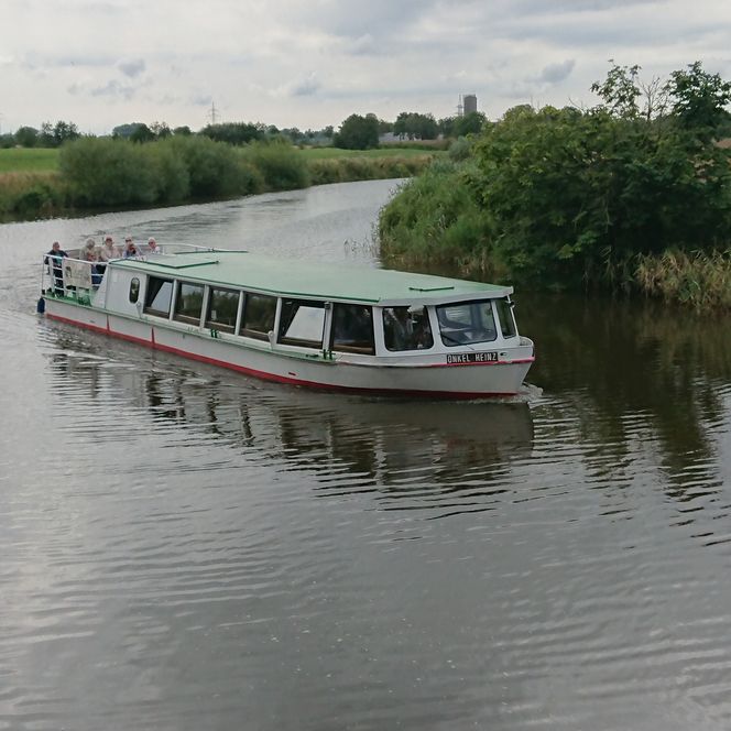 Blick von schräg oben auf das Ausflugsschiff Onkel Heinz auf eine Bogen der Medem