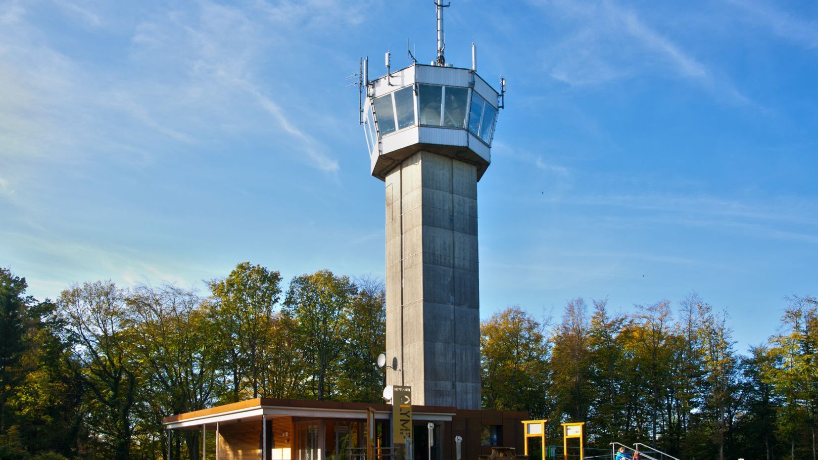 Ausblick auf dem Aussichtsturm Deutscher Olymp mit Eingangsgebäude , dahinter Bäume