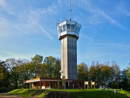 Ausblick auf dem Aussichtsturm Deutscher Olymp mit Eingangsgebäude , dahinter Bäume