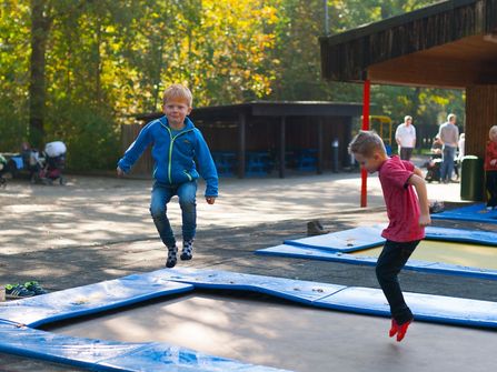Kinder springen auf Trampolinen im Spielpark Wingst