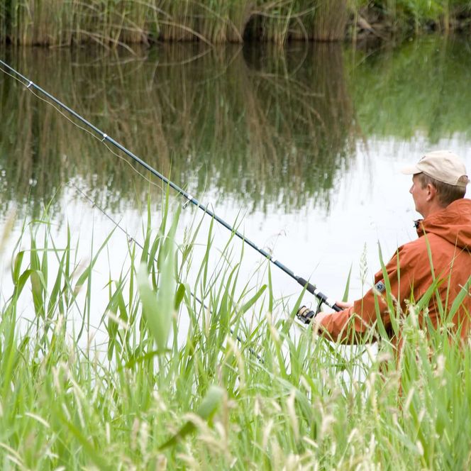 Neuhaus Angler an der Aue an begrünten Ufer