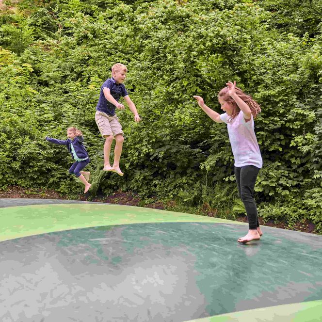 2 Kinder springen auf einen Hüpfkissen im Spielpark Wingst