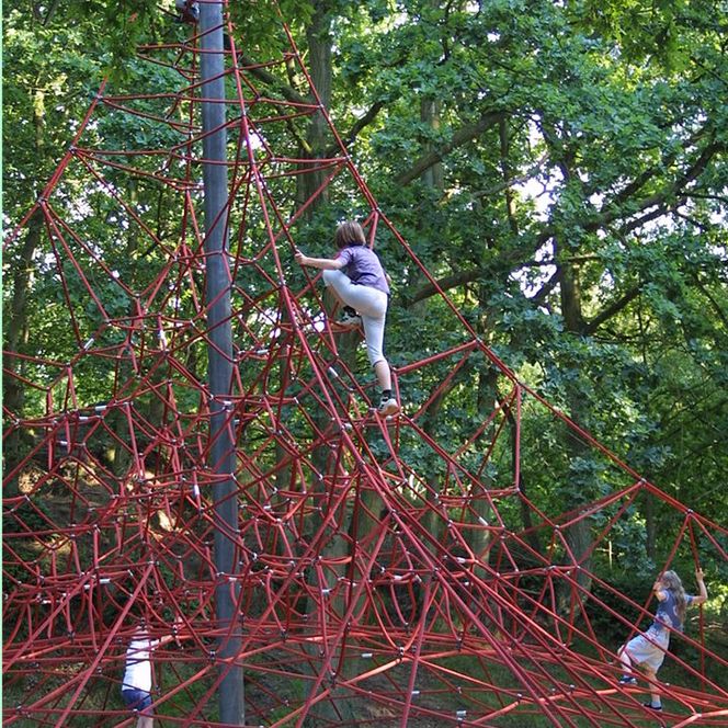 Kinder auf einer Seil-Kletterpyramide 