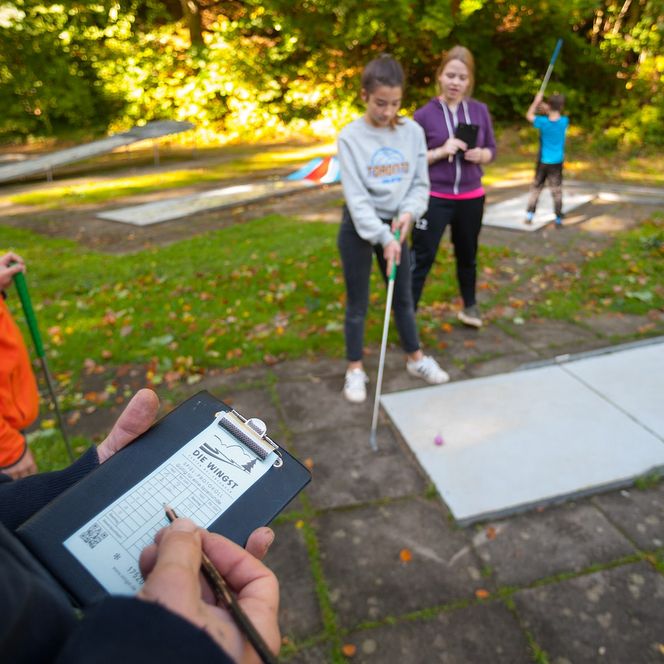 Gruppe beim Minigolf im Spielpark Wingst