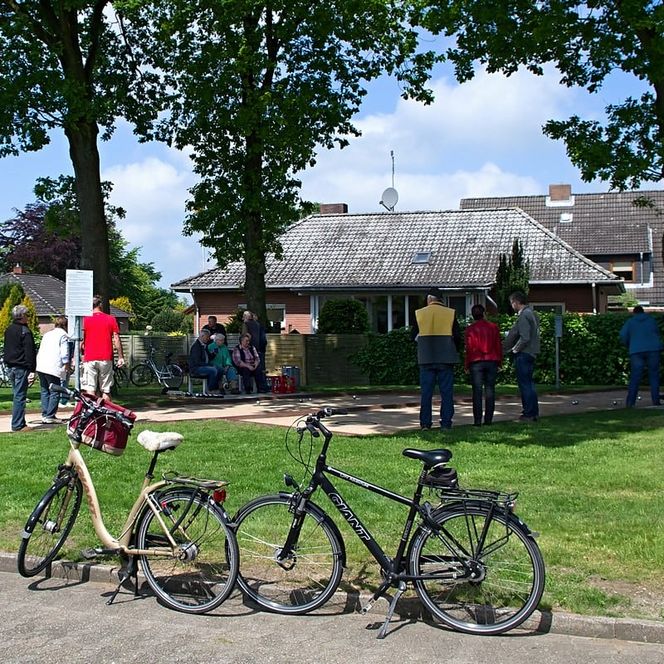 Cadenberge Bouleplatz mi Fahrräden im Vordergrund