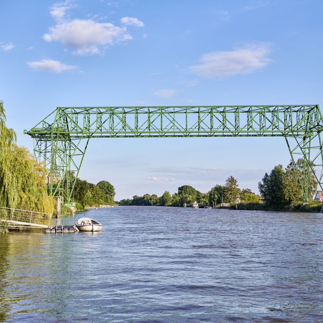Blick auf die Schwebefähre in Hemmoor-Osten an einem Sommertag.