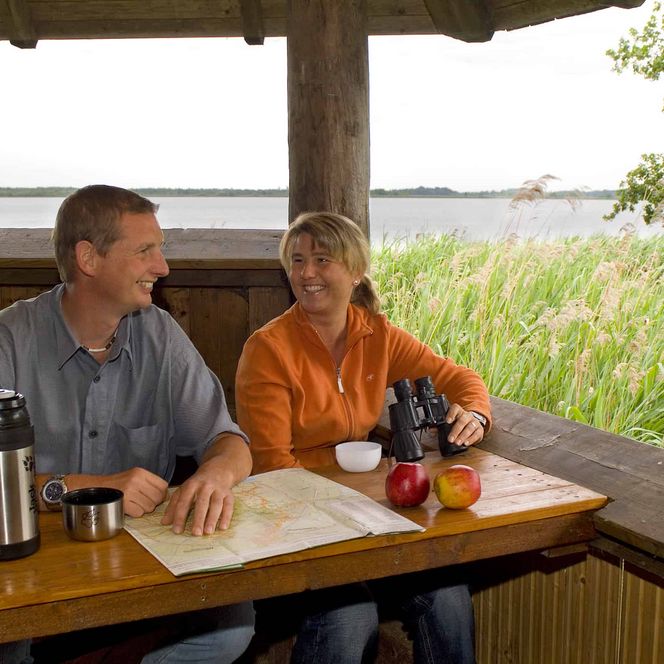 Paar beim Picknick im Aussichtsturm Balksee