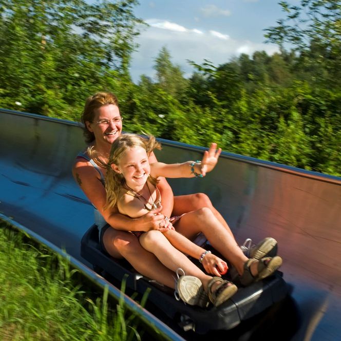 Mutter und Tochter auf Sommerrodelbahn