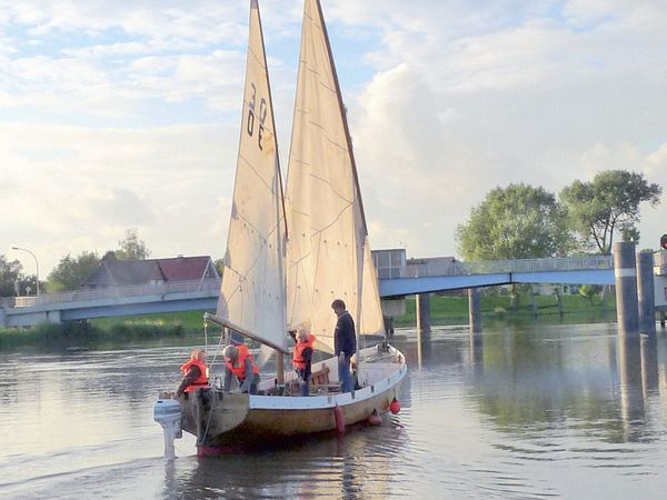 Blick auf den Segelkutter Onkel Ernst unter Segeln auf der Oste