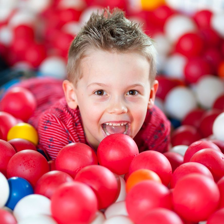 Junge tobt im Bällebad im Spielpark Wingst