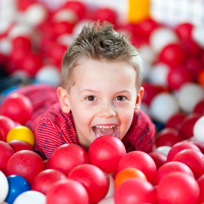 Junge tobt im Bällebad im Spielpark Wingst