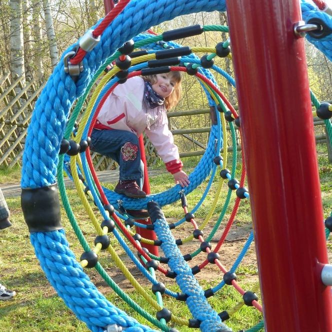 Spielgeräte für Kleinkinder mit Turm, Rutsche und Balancierseilen
