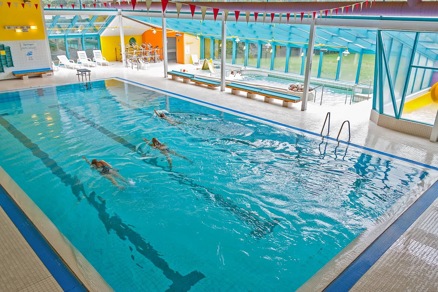 Blick von einer Empore auf die Innenbecken des Hallen- und Freibad Wingst
