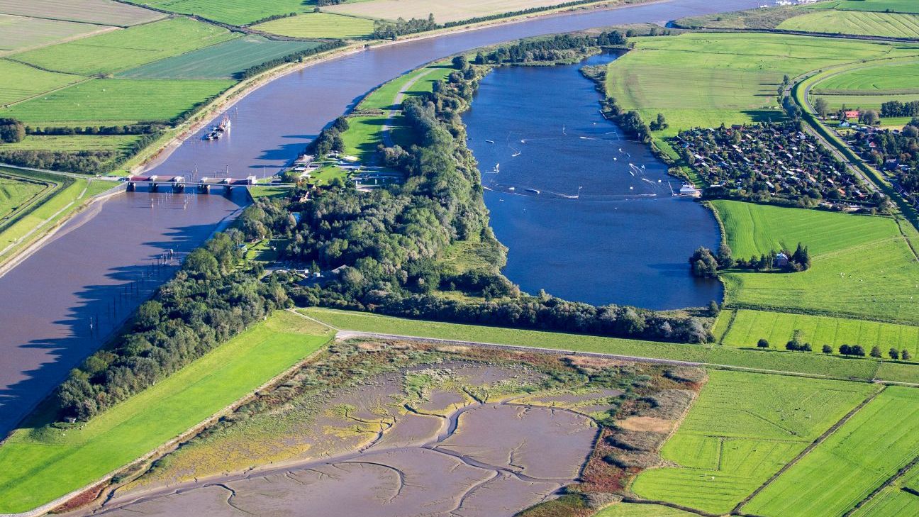 Luftbild vom Ostesee Neuhaus (Oste) mit Altarm und Oste