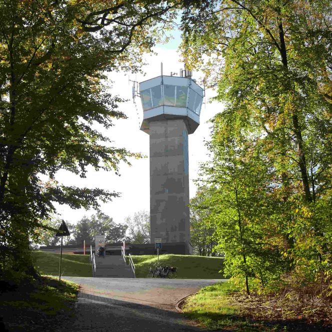 Blick von der steilen Zufahrtsstraße auf den Aussichtsturm Deutscher Olymp