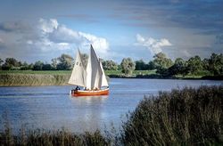 Segelkutter Tante Erna mit vollem Segel auf der Oste