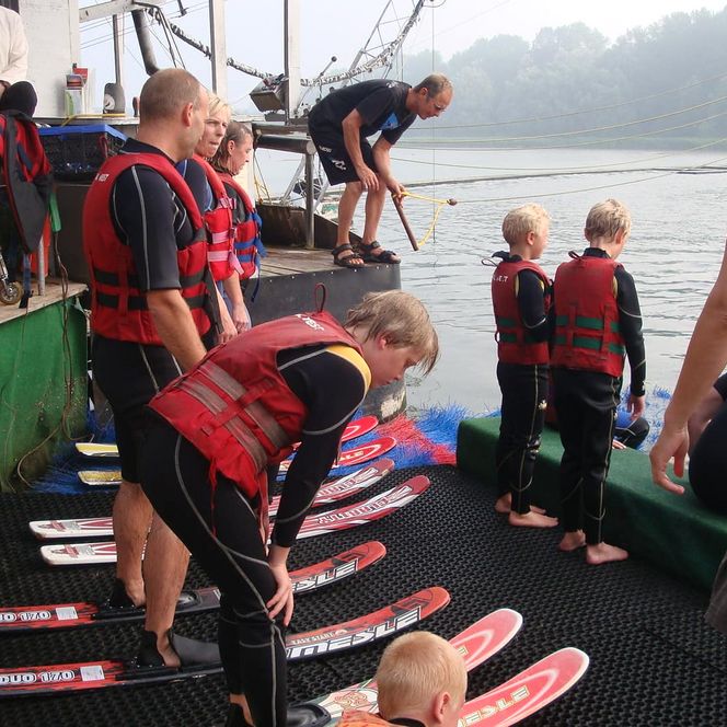 Kinder am Stadt der Wasserskianlage warten auf ihren Start