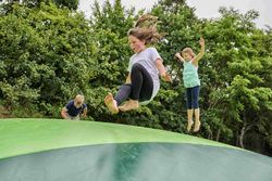 2 Kinder auf einem Hüpfkissen im Spielpark Wingst