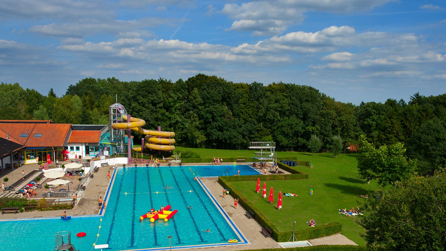 Luftbild auf das Freibad in Wingst