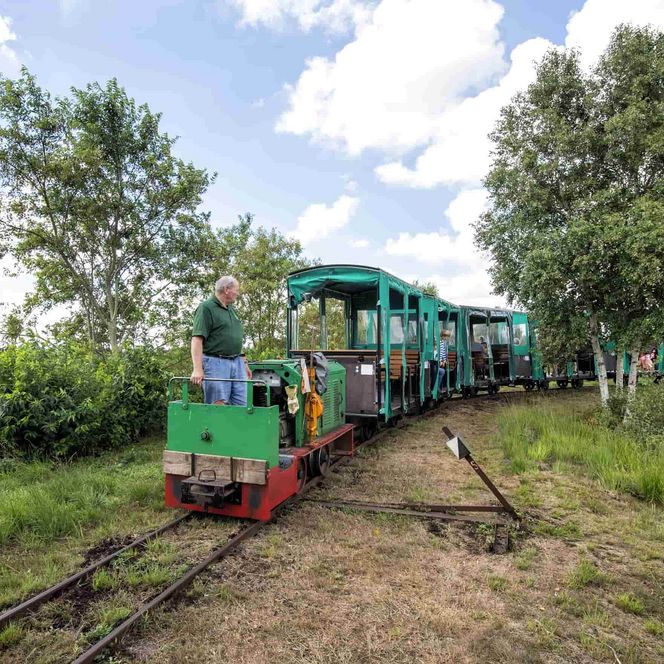 Moorbahn im Sommer mit Lokführer und Gästen