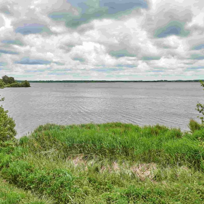 sommerlicher Blick auf den Balksee bei bewölken Himmel