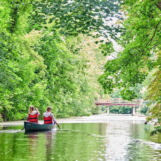 Zwei Frauen im Kanu auf der sommerlichen Medem