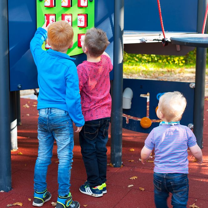 Kinder vor integrativen Spielgerät im Spielpark Wingst