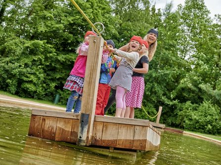 Floß in der Piratenwelt Spielpark Wingst mit Kindern und Mutter