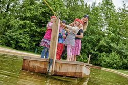 Floß in der Piratenwelt Spielpark Wingst mit Kindern und Mutter