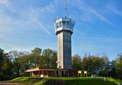 Smmerlicher Blick mit blauen Himmel vom Vorplatz auf den Aussichtsturm Deutscher Olymp