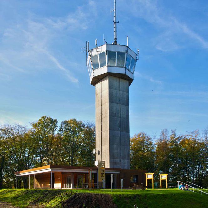 Smmerlicher Blick mit blauen Himmel vom Vorplatz auf den Aussichtsturm Deutscher Olymp